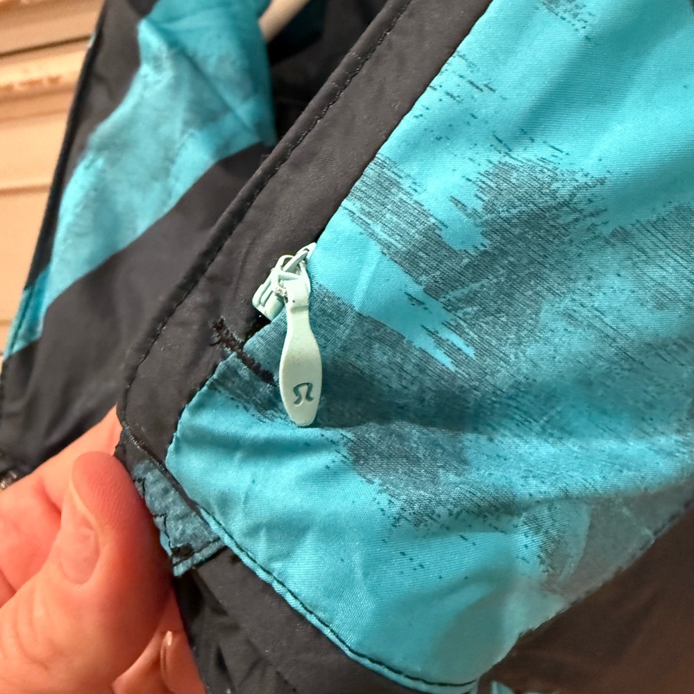 Lululemon Athletica Blue and Teal Green Vest - Picture 4 of 5